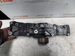 Begagnade Övre fäste, generator Ford Transit 2.4 TDdi 16V 300L Pris på förfrågan erbjuds av N Kossen Autorecycling BV