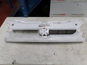 Begagnade Grill Peugeot Partner Pris på förfrågan erbjuds av N Kossen Autorecycling BV