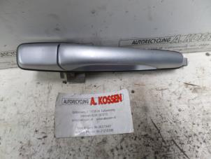 Używane Uchwyt drzwi lewych tylnych wersja 4-drzwiowa Mitsubishi Grandis (NA) 2.0 DI-D 16V Cena na żądanie oferowane przez N Kossen Autorecycling BV