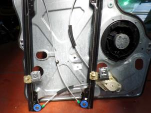 Begagnade Fönstermekanism, 4-dörrars, vänster fram Volkswagen Transporter T5 1.9 TDi Pris på förfrågan erbjuds av N Kossen Autorecycling BV