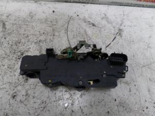 Begagnade Dörrlåsmekanism, 2-dörrars, höger Fiat Stilo (192A/B) 1.8 16V Pris på förfrågan erbjuds av N Kossen Autorecycling BV