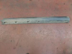 Gebruikte Zijskirt links Landrover Discovery III (LAA/TAA) 2.7 TD V6 Prijs op aanvraag aangeboden door N Kossen Autorecycling BV