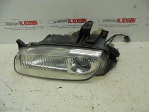 Begagnade Strålkastare, vänster Mazda 323 F (BA14) 1.8i GLX,GT 16V Pris på förfrågan erbjuds av N Kossen Autorecycling BV