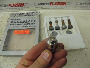 Gebruikte Slotbout set Peugeot 107 1.0 12V Prijs op aanvraag aangeboden door N Kossen Autorecycling BV