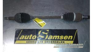 Gebruikte Steekas links-voor Renault Clio III (BR/CR) 1.2 16V 75 Prijs € 50,00 Margeregeling aangeboden door Auto Samsen B.V.