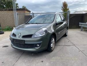 Gebruikte Motorkap Renault Clio III Estate/Grandtour (KR) 1.2 16V TCE 100 Prijs € 100,00 Margeregeling aangeboden door Auto Samsen B.V.