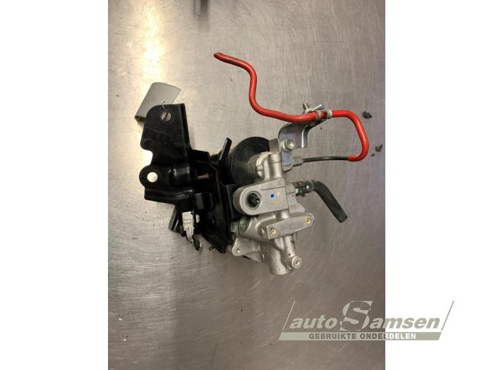 Rembekrachtiger van een Toyota Yaris III (P13) 1.5 16V Hybrid 2012