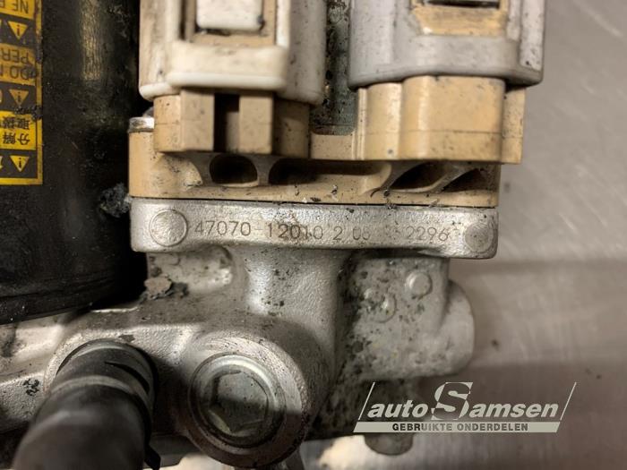 Rembekrachtiger van een Toyota Yaris III (P13) 1.5 16V Hybrid 2012