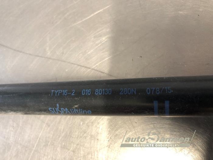 Gasfjäder, höger bak från en Suzuki Celerio (LF) 1.0 12V Dualjet 2015