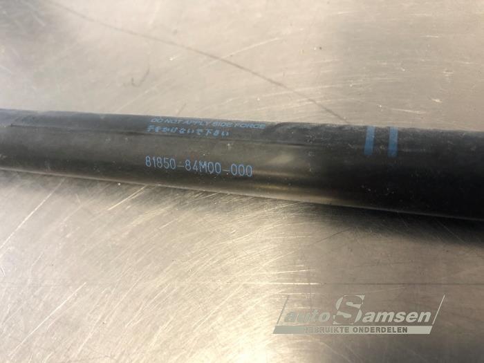 Gasfjäder, höger bak från en Suzuki Celerio (LF) 1.0 12V Dualjet 2015