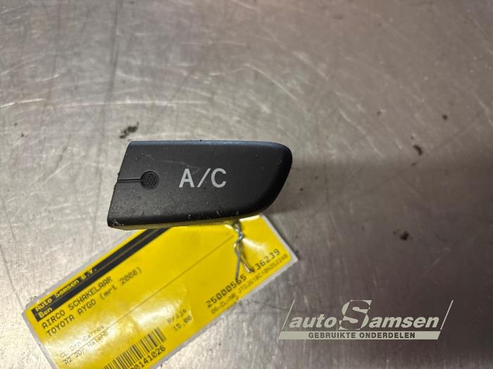 Schakelaar Airco van een Toyota Aygo (B10) 1.0 12V VVT-i 2008