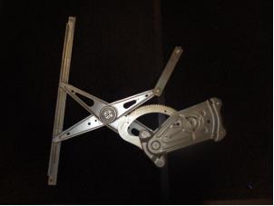 Gebruikte Ruitmechaniek 2Deurs links-voor Renault Megane III Coupe (DZ) 1.6 16V Prijs € 45,00 Margeregeling aangeboden door Westerhof autodemontage