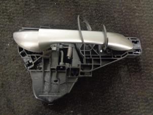 Begagnade Dörrhandtag, 4-dörrars, höger fram Mercedes A (W169) 1.7 A-170 5-Drs. Pris € 25,00 Marginaltabell erbjuds av Westerhof autodemontage