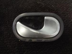 Begagnade Dörrhandtag, 2-dörrars, höger Renault Twingo II (CN) 1.5 dCi 75 FAP Pris € 10,00 Marginaltabell erbjuds av Westerhof autodemontage