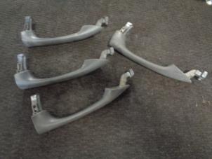 Begagnade Dörrhandtag, 4-dörrars, vänster fram Mercedes A (W169) 2.0 A-180 CDI 16V 5-Drs. Pris € 20,00 Marginaltabell erbjuds av Westerhof autodemontage