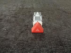 Gebruikte Paniekverlichtings Schakelaar Volkswagen Golf V (1K1) 2.0 TDI DPF Prijs € 10,00 Margeregeling aangeboden door Westerhof autodemontage