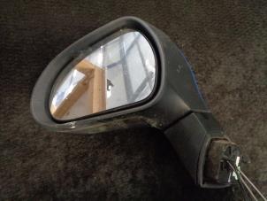 Używane Lusterko zewnetrzne lewe Peugeot 207/207+ (WA/WC/WM) 1.4 16V Cena € 30,00 Procedura marży oferowane przez Westerhof autodemontage