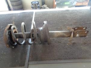 Gebruikte Schokdemper rechts-voor Renault Scénic I (JA) 1.6 16V Prijs € 30,00 Margeregeling aangeboden door Westerhof autodemontage