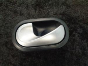Begagnade Dörrhandtag, 2-dörrars, vänster Renault Twingo II (CN) 1.2 16V Pris € 10,00 Marginaltabell erbjuds av Westerhof autodemontage