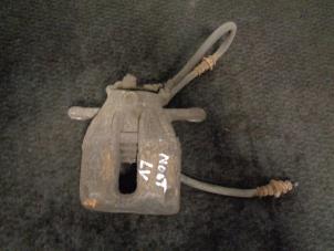 Używane Zacisk hamulcowy lewy przód Nissan Note (E11) 1.4 16V Cena € 20,00 Procedura marży oferowane przez Westerhof autodemontage