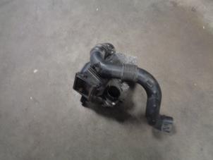 Używane Obudowa filtra powietrza Renault Clio IV Estate/Grandtour (7R) 0.9 Energy TCE 90 12V Cena € 20,00 Procedura marży oferowane przez Westerhof autodemontage