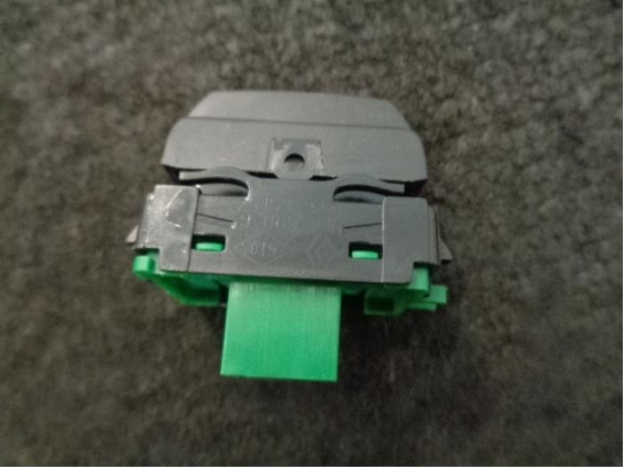 ASR-brytare från en Renault Clio IV Estate/Grandtour (7R) 0.9 Energy TCE 90 12V 2019