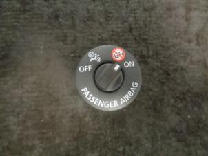 Używane Przelacznik poduszki powietrznej Renault Clio IV Estate/Grandtour (7R) 0.9 Energy TCE 90 12V Cena € 10,00 Procedura marży oferowane przez Westerhof autodemontage