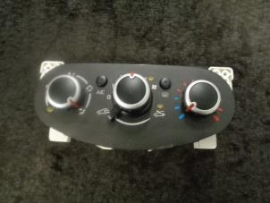 Gebruikte Kachel Bedieningspaneel Renault Twingo III (AH) 1.0 SCe 70 12V Prijs € 35,00 Margeregeling aangeboden door Westerhof autodemontage