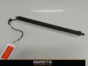 Używane Amortyzator gazowy lewy tyl Peugeot 3008 II (M4/MC/MJ/MR) 1.6 BlueHDi 120 Cena € 75,90 Procedura marży oferowane przez Gerrits Automotive BV