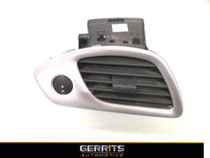 Używane Kratka wentylacyjna deski rozdzielczej Renault Scénic III (JZ) 1.6 16V Cena € 21,98 Procedura marży oferowane przez Gerrits Automotive BV