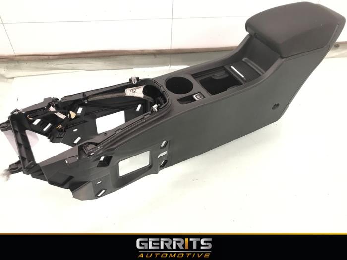 Armstöd från en Opel Astra J Sports Tourer (PD8/PE8/PF8) 1.7 CDTi 16V 2011