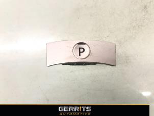 Begagnade Brytare, parkeringsbroms Mitsubishi Outlander (GF/GG) 2.0 16V PHEV 4x4 Pris € 27,48 Marginaltabell erbjuds av Gerrits Automotive BV