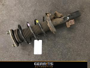 Gebruikte Schokdemperpoot links-voor Mazda 3 Sport (BK) 1.6i 16V Prijs € 38,48 Margeregeling aangeboden door Gerrits Automotive BV