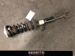 Gebruikte Schokdemperpoot rechts-voor BMW 5 serie (F10) 520i 16V Prijs € 82,48 Margeregeling aangeboden door Gerrits Automotive BV