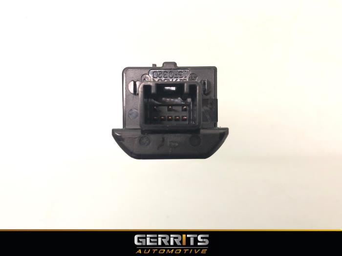 Start/stopp-brytare från en Toyota Auris Touring Sports (E18) 1.8 16V Hybrid 2019