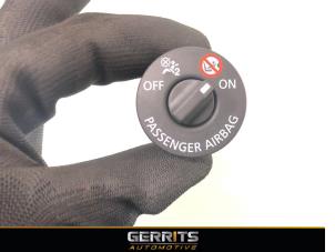 Używane Przelacznik poduszki powietrznej Renault Clio V (RJAB) 1.6 E-Tech 140 16V Cena € 21,98 Procedura marży oferowane przez Gerrits Automotive BV