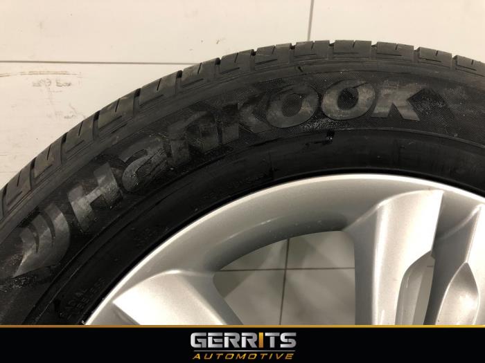 Velg + Band van een Hyundai iX35 (LM) 1.6 GDI 16V 2012