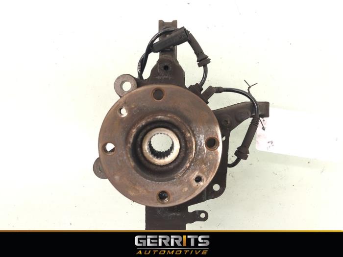 Spindel, vänster fram från en Renault Captur (2R) 0.9 Energy TCE 12V 2016