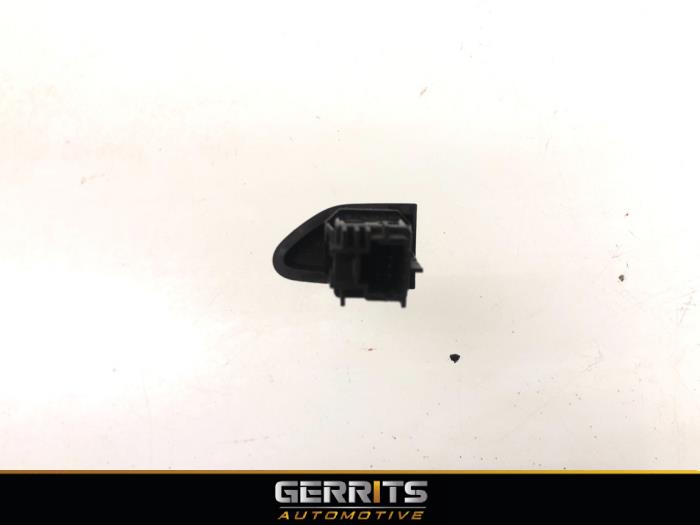 Nödbelysningsbrytare från en Renault Captur (2R) 0.9 Energy TCE 12V 2016