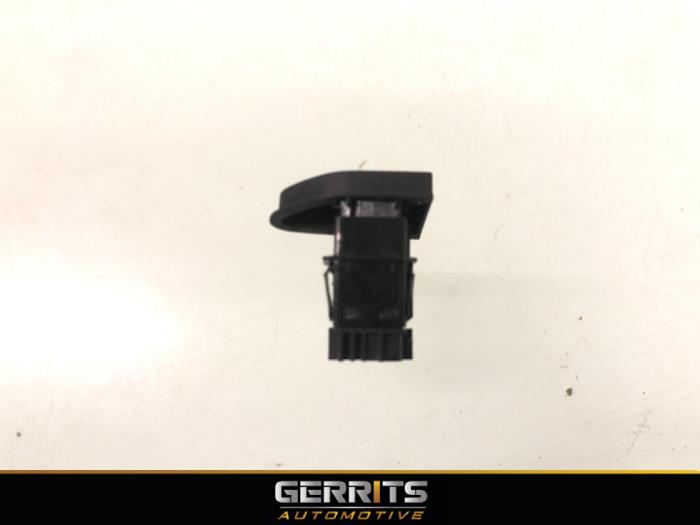 Nödbelysningsbrytare från en Renault Captur (2R) 0.9 Energy TCE 12V 2016