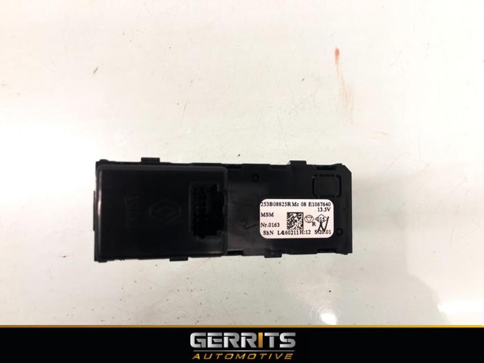 Kontrollenhet, multimedia från en Renault Captur (2R) 0.9 Energy TCE 12V 2016