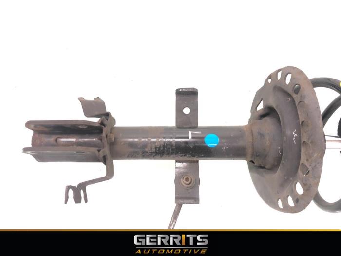 Stötdämparstång, höger fram från en Renault Captur (2R) 0.9 Energy TCE 12V 2016