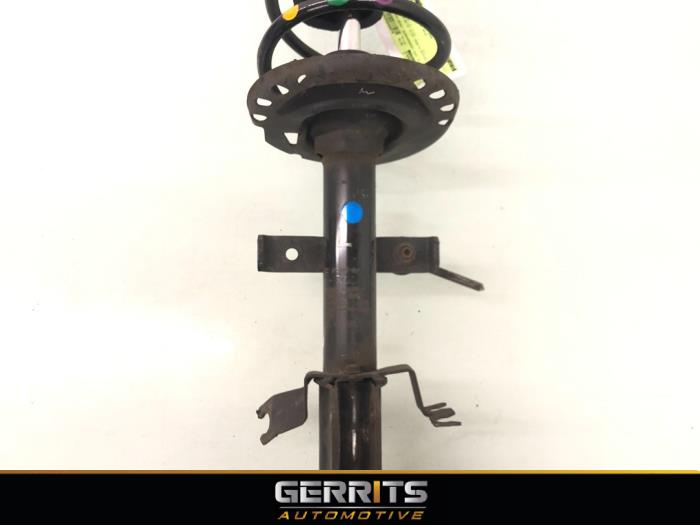 Stötdämparstång, höger fram från en Renault Captur (2R) 0.9 Energy TCE 12V 2016