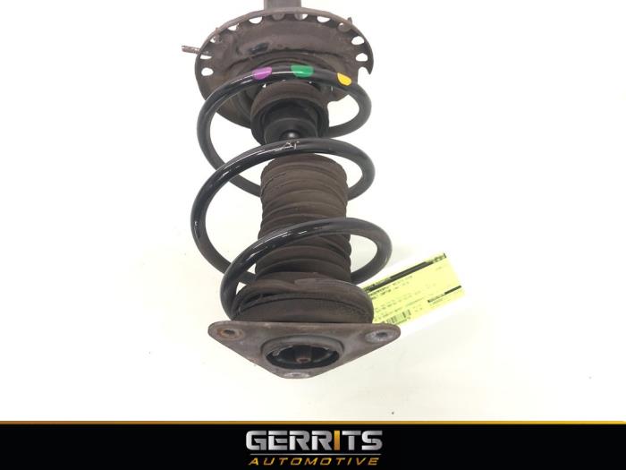 Stötdämparstång, höger fram från en Renault Captur (2R) 0.9 Energy TCE 12V 2016