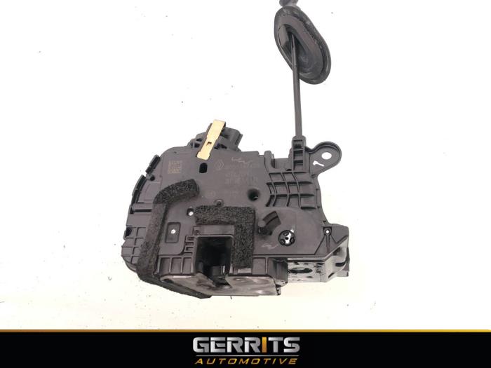 Dörrlåsmekanism, 4-dörrars, vänster bak från en Renault Captur (2R) 0.9 Energy TCE 12V 2016