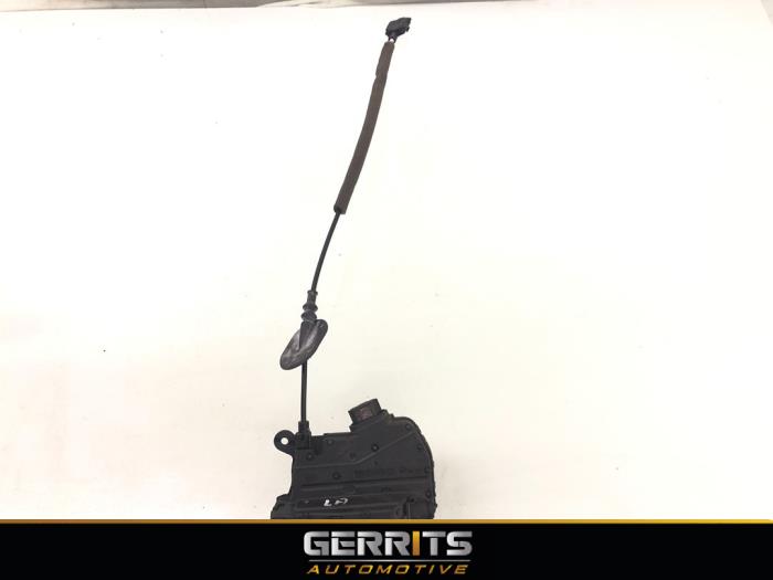 Dörrlåsmekanism, 4-dörrars, vänster bak från en Renault Captur (2R) 0.9 Energy TCE 12V 2016