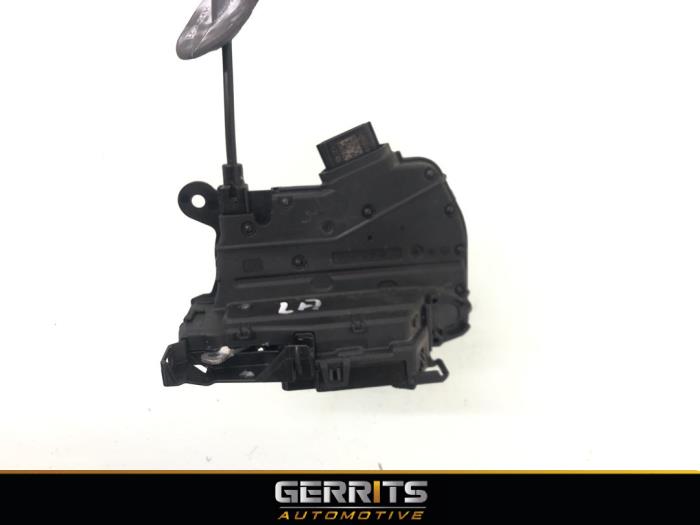 Dörrlåsmekanism, 4-dörrars, vänster bak från en Renault Captur (2R) 0.9 Energy TCE 12V 2016