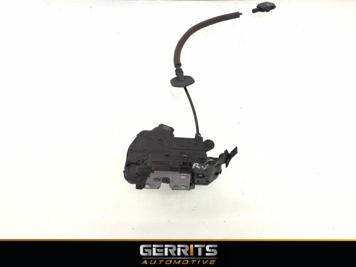 Dörrlåsmekanism, 4-dörrars, höger fram från en Renault Captur (2R) 0.9 Energy TCE 12V 2016