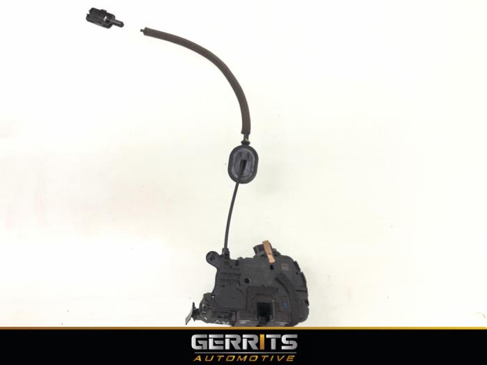 Dörrlåsmekanism, 4-dörrars, höger fram från en Renault Captur (2R) 0.9 Energy TCE 12V 2016