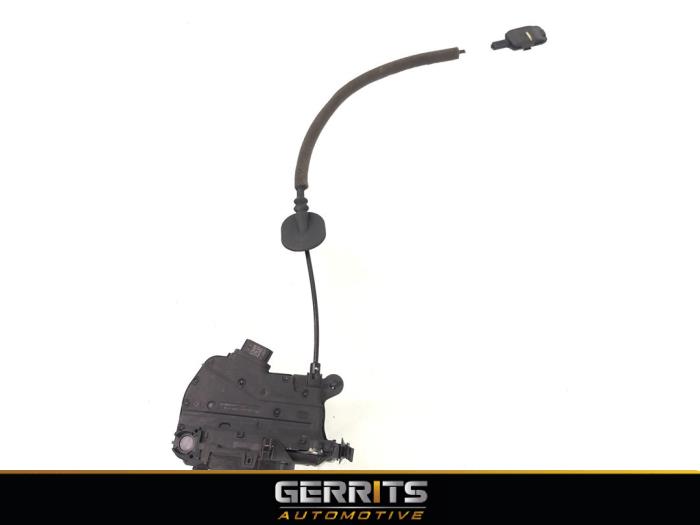 Dörrlåsmekanism, 4-dörrars, höger fram från en Renault Captur (2R) 0.9 Energy TCE 12V 2016